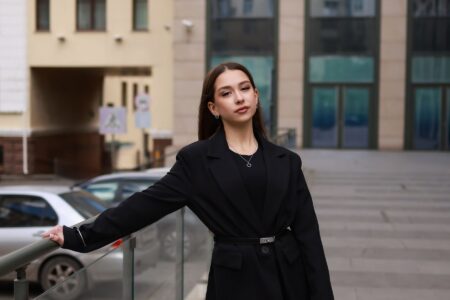 Detaliile care dau viață unei ținute all-black. Trucuri de styling care o transformă complet