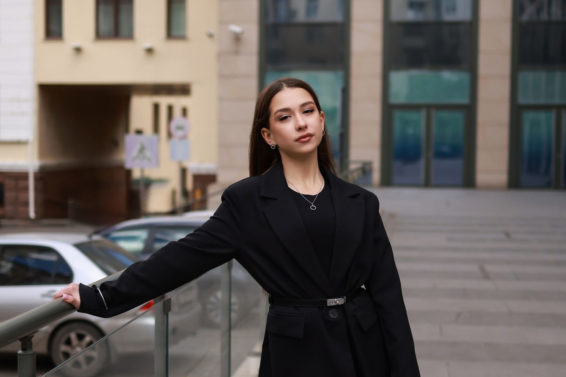 Trucuri care dau viață ținutelor all-black. Sursa foto: Stock Budget / Profimedia