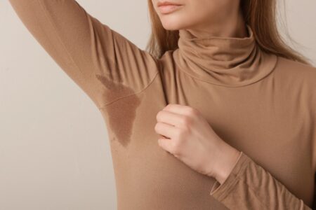Transpirația excesivă, cauze hormonale și soluții. Ce poți face pentru a scăpa de problemă și a-ți recăpăta încrederea în sine