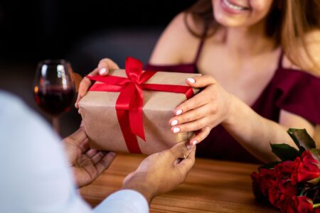 Cadouri grandioase sau gesturi mici de iubire? Cum să știi ce vrea cu adevărat partenerul de Valentine’s Day
