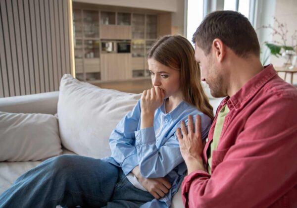 Gaslighting-ul în relații: cum ajungi să te îndoiești de tine fără să îți dai seama