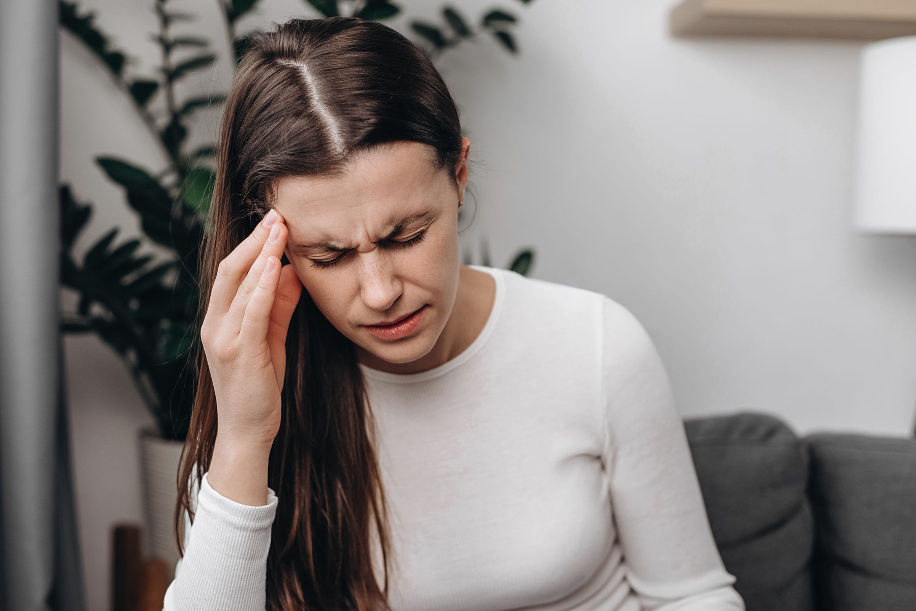 Te simți mereu obosită fără motiv? Anemia poate avea simptome discrete. Sursa foto: Yurii Yarema / Stock Budget / Profimedia