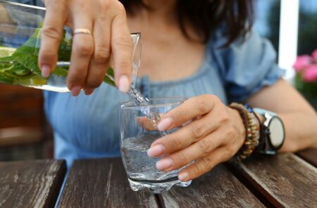 Ce se întâmplă în corpul tău când începi să bei suficientă apă. Experții au observat efecte asupra pielii, energiei și metabolismului