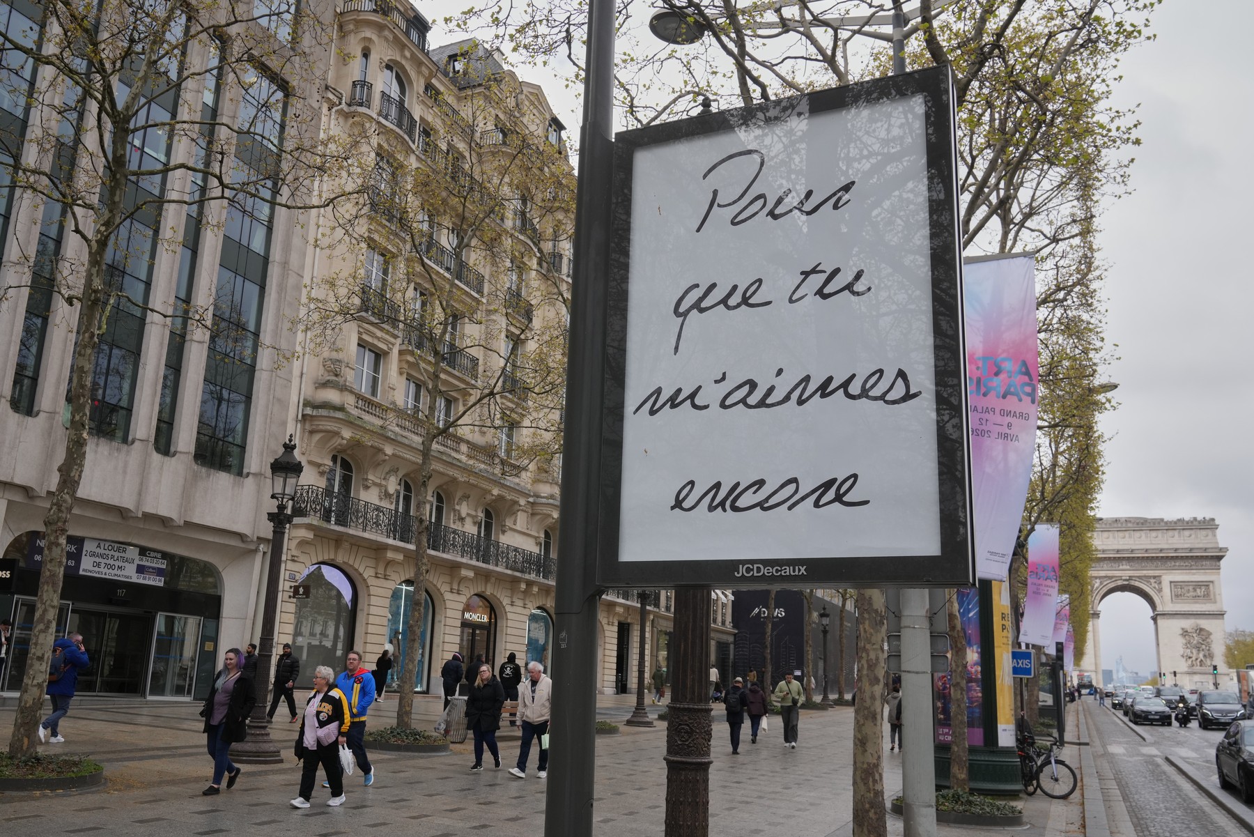 Un afiș cu titlul francez al piesei „If That’s What It Takes” de Céline Dion, care promovează concertele de toamnă din Franța, pe Champs-Élysées din Paris, miercuri, 25 martie 2026.Sursa foto: Michel Euler / AP / Profimedia