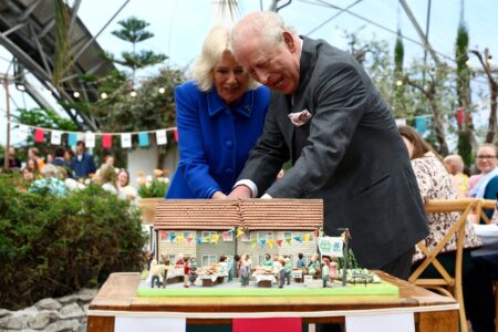 Regele Charles și Regina Camilla, moment savuros la aniversarea unui proiect important. S-au „luptat” cu o sabie pentru a tăia tortul și au stârnit hohote de râs