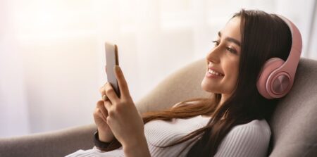 Ești tu însăți doar când el nu e acasă? Ce spune asta despre relație