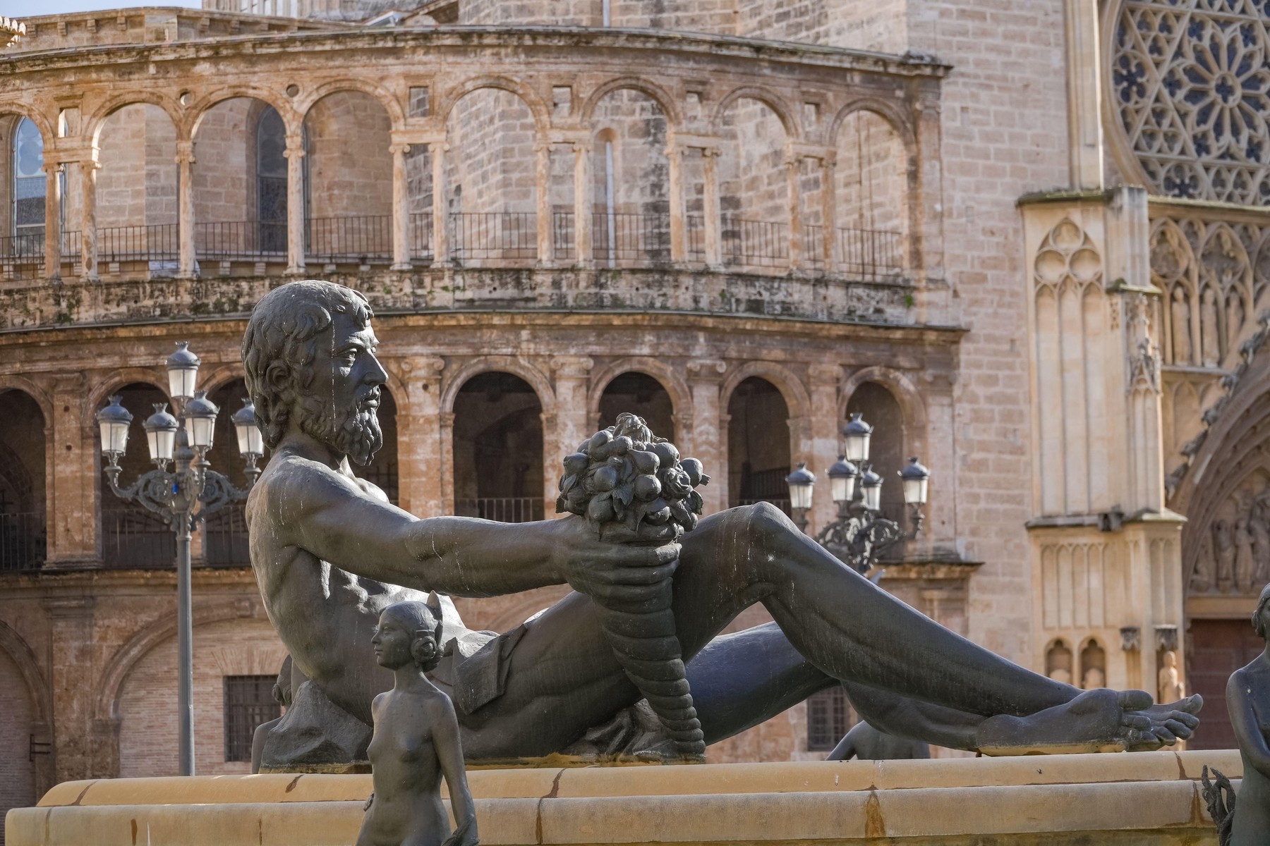 Fuente del Turia, Fântâna Râului Turia. Statuie din bronz care reprezintă râul cu un corn al abundenței, situată lângă Catedrala din Valencia, Spania. Sursa foto: picturelibrary / Alamy / Profimedia
