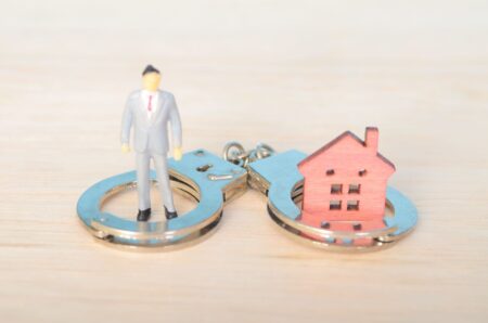 Ce nu îți poate lua executarea silită. Protecția legală pentru bunurile și veniturile tale