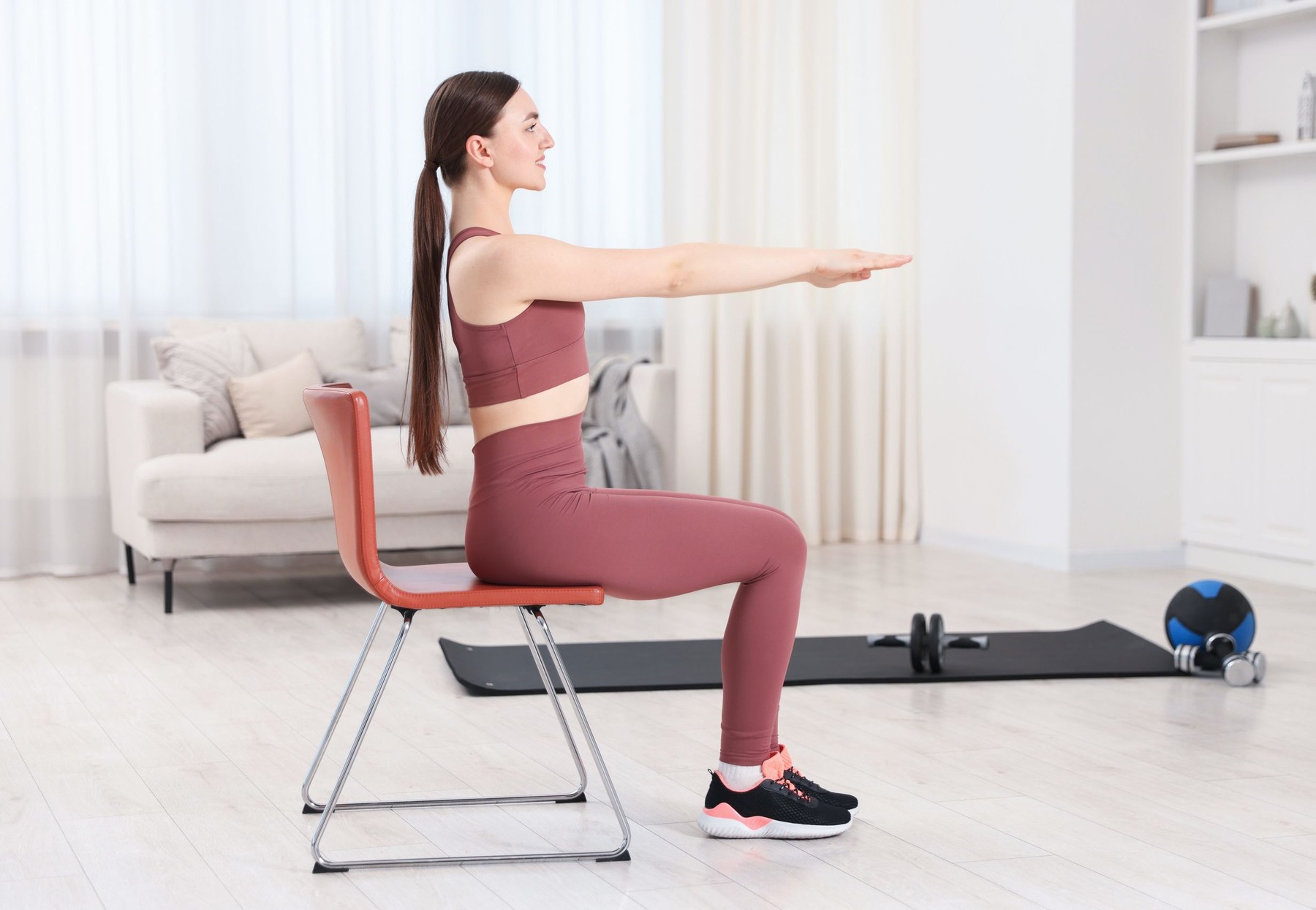 Abdomen tonifiat fără efort intens. 5 exerciții eficiente pe care le faci direct de pe scaun
