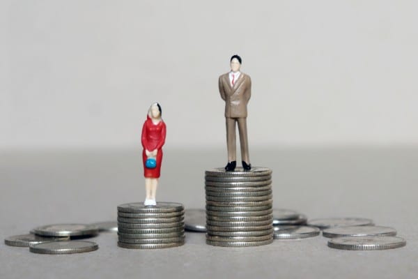 Femeile continuă să câștige mai puțin decât bărbații