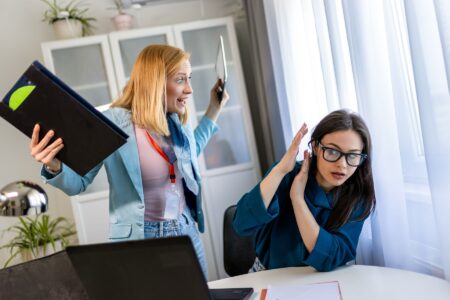 Codul muncii se modifică în 2026. Angajatorii răspund pentru un mediu de muncă sigur și fără hărțuire