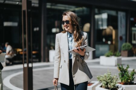 Cum să te îmbraci cu gust la serviciu. 5 idei de ținute care funcționează întotdeauna