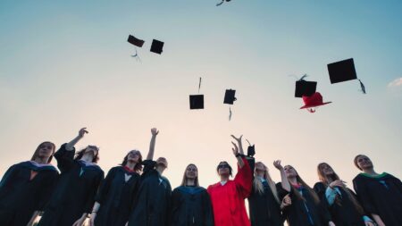 Crezi că facultatea îți garantează un job? Întrebările pe care ar trebui să ți le pui înainte să alegi ce studiezi