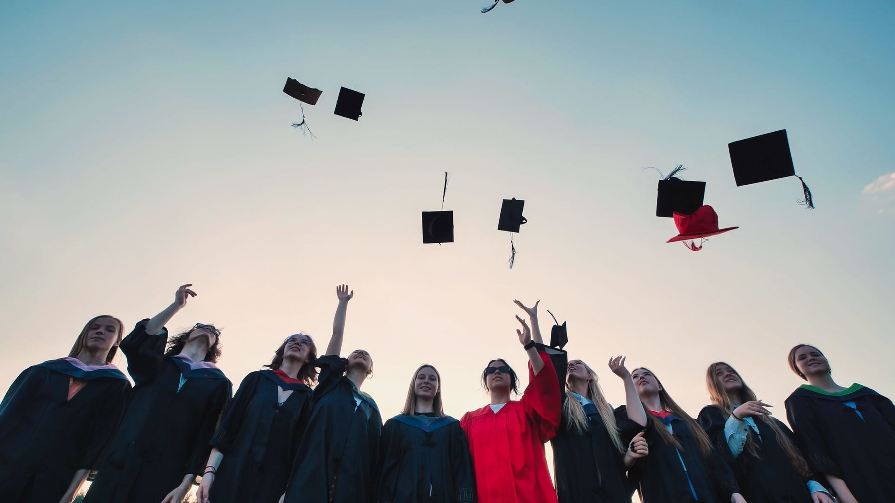 Crezi că facultatea îți garantează un job? Întrebările pe care ar trebui să ți le pui înainte să alegi ce studiezi