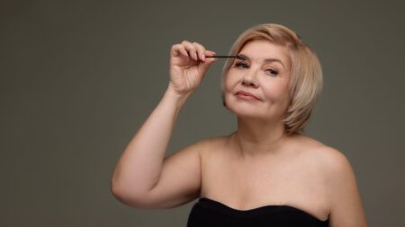 Produsele pe care orice femeie peste 50 de ani trebuie să le aibă în trusa de machiaj