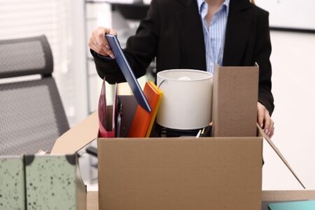 Poți fi concediată pentru ce postezi pe internet? Ce spune legea din România