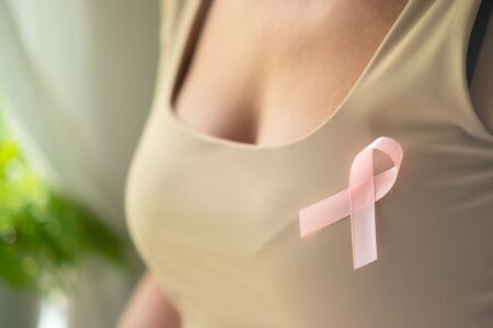 Autoexaminarea sânilor te poate ajuta să depistezi semnele cancerului. Iată cum se face corect, potrivit medicilor