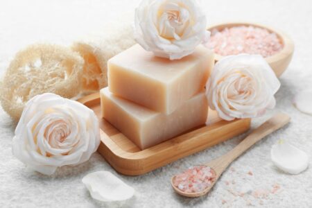 Burete de plasă, lufă sau propriile mâini? Dermatologii dezvăluie metoda ideală pentru spălarea corpului