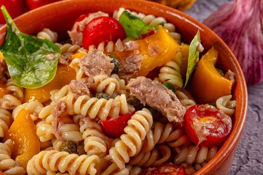 Trucul simplu pe care italienii îl folosesc pentru paste perfecte. De ce le scot din apă mai devreme