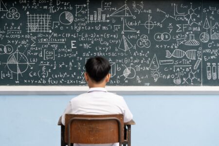 E nevoie de uniforme în școli? Directoarea unui colegiu din București a vorbit despre noile generații și ținutele tot mai extravagante: „O societate care nu este decât despre expunere și îngâmfare”