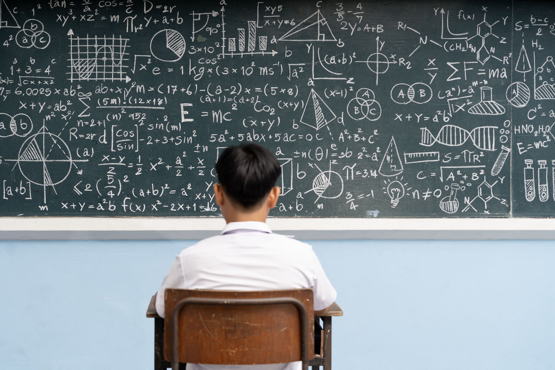 Uniforme sau libertate în școli? Directoarea unui colegiu din București explică cum moda elevilor reflectă noile generații și societatea axată pe expunere. Sursa foto: Stock Budget / Profimedia