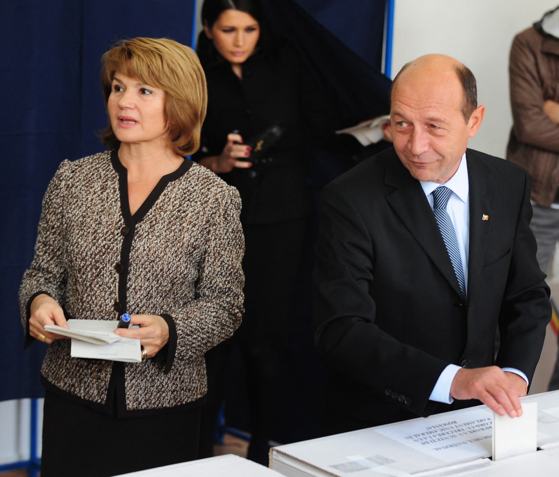 Președintele Traian Băsescu, în dreapta, și soția sa Maria Băsescu, în stânga, își exercită dreptul de vot la o secție de votare din București, pe 22 noiembrie 2009.Sursa foto: Daniel MIHAILESCU / AFP / Profimedia