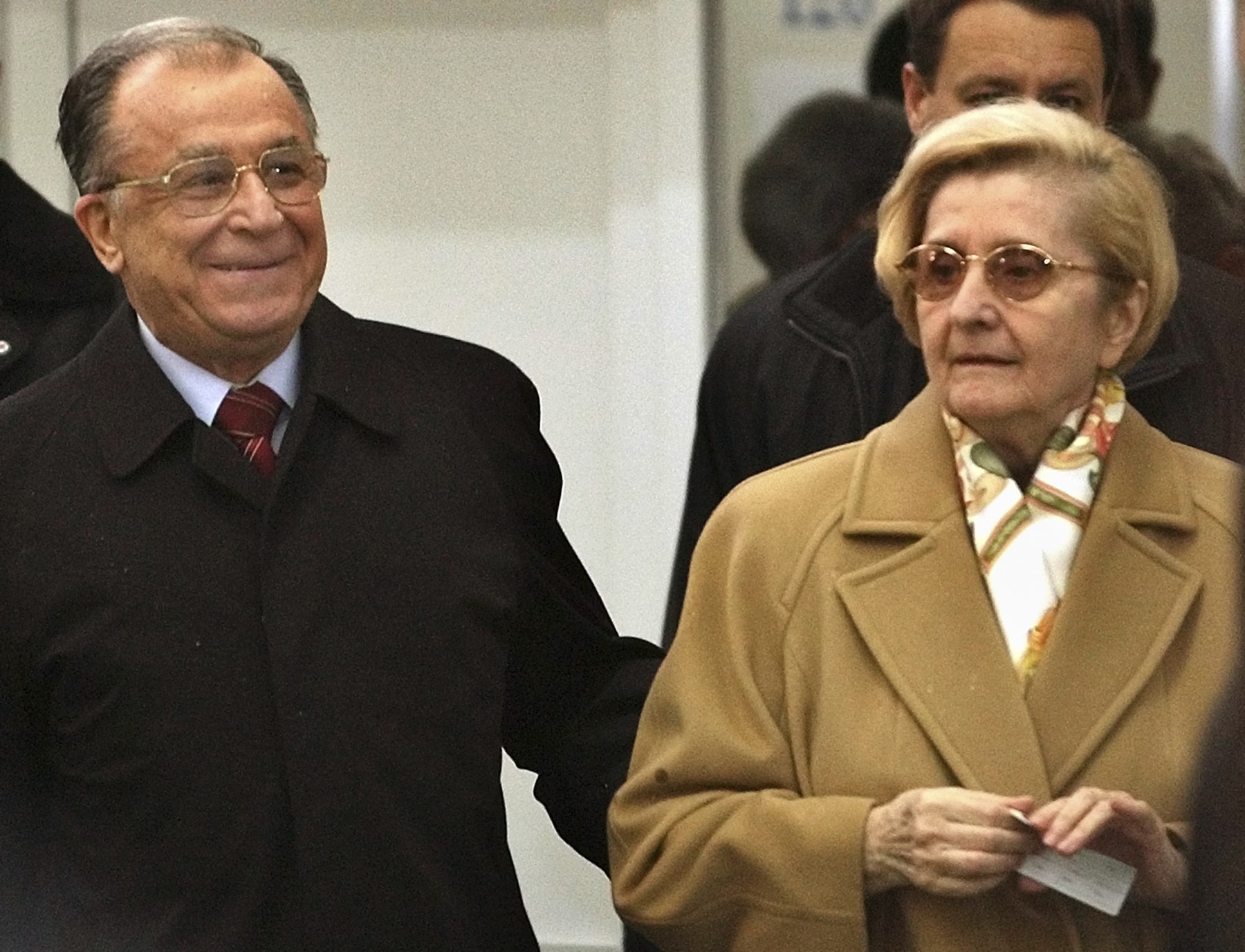 Ion Iliescu, în stânga, și soția sa Nina, în dreapta, sosesc la o secție de votare din București, sâmbătă, 18 octombrie 2003.Sursa foto: Vadim Ghirda / AP / Profimedia