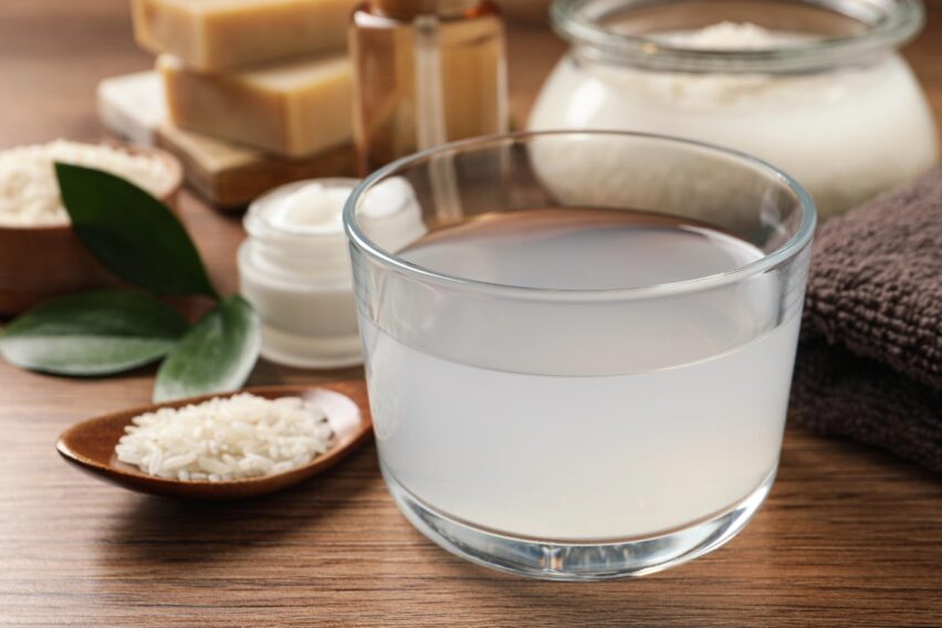 Apa de orez în skincare: delicatețea unui ingredient tradițional redescoperit pentru pielea contemporană. Pentru ce tipuri de ten funcționează