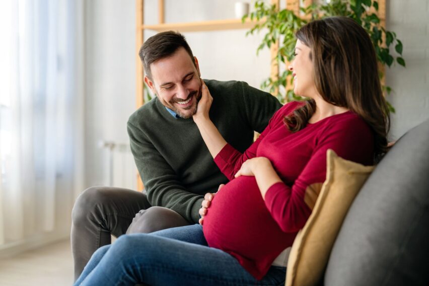 Nu ai divorțat oficial, dar ți-ai refăcut viața și vrei să faci un copil? Cine va fi tatăl în acte, conform legii