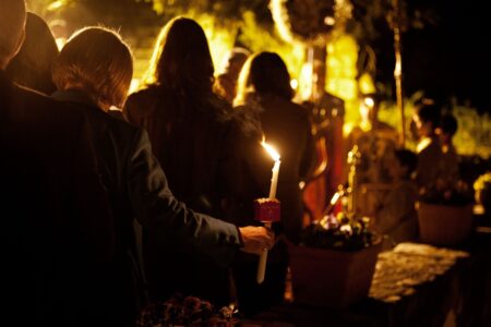 De ce se înconjoară biserica de 3 ori, în Noaptea de Înviere. Semnificația tainică a ritualului