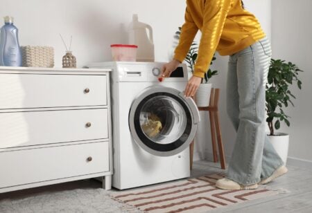Detergentul de rufe expiră? Semnele care îți arată că nu mai spală eficient și când trebuie înlocuit