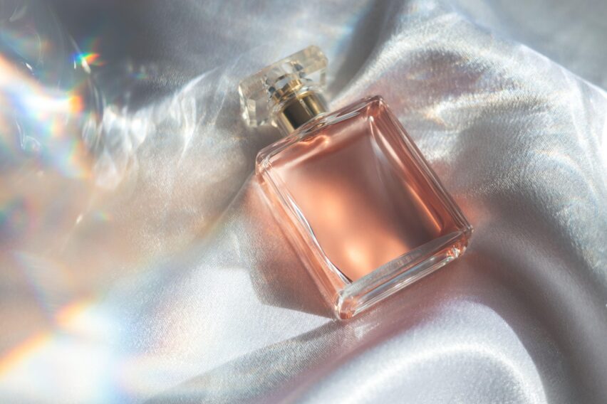 Care sunt diferențele dintre apa de parfum și apa de toaletă. Explicațiile care te ajută să descifrezi eticheta și să alegi produsul ideal pentru tine