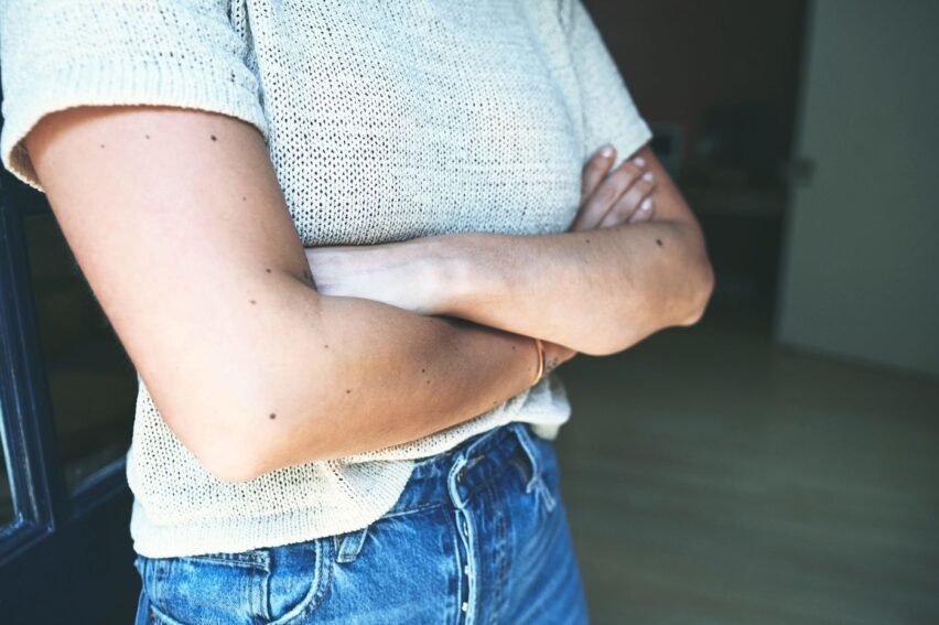 Semnul de limbaj corporal pe care îl înțelegi greșit fără să îți dai seama. Explicația surprinzătoare a experților