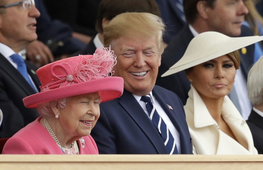 Cum o imita Regina Elisabeta pe Melania Trump. Suverana se amuza copios pe seama soției lui Donald Trump, un detaliu i-a atras atenția
