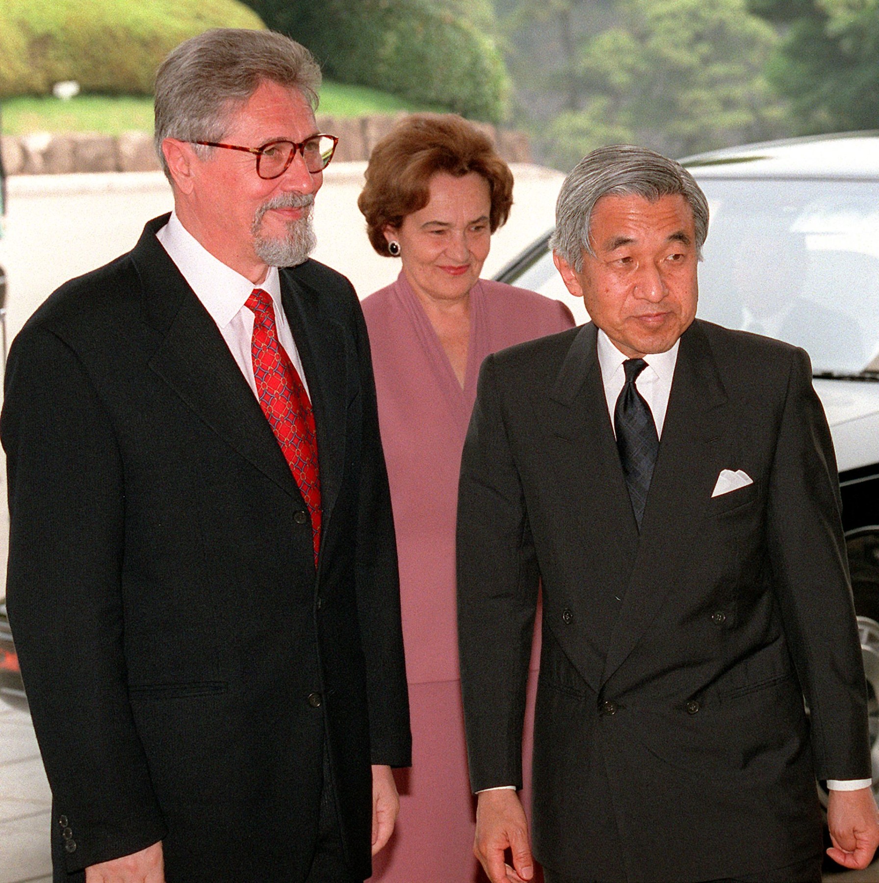 Emil Constantinescu, în stânga, însoțit de soția sa Nadia, în centru, este întâmpinat de împăratul Japoniei Akihito la sosirea lor la Palatul Imperial din Tokyo, 15 iulie 1997.Sursa foto: YOSHIKAZU TSUNO / AFP / Profimedia