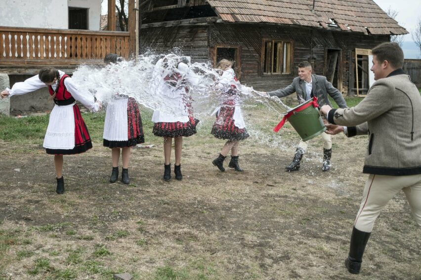 Lunea Albă și secretul „stropitului”. Obiceiul străvechi din a doua zi de Paște care aduce noroc și frumusețe