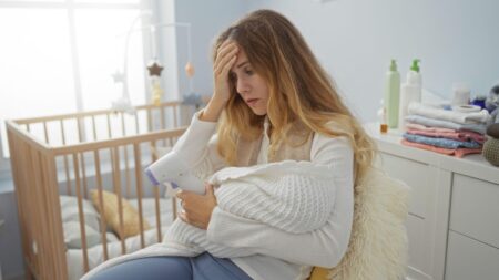 Vinovăția și singurătatea părinților de azi: realitatea despre care se vorbește prea puțin