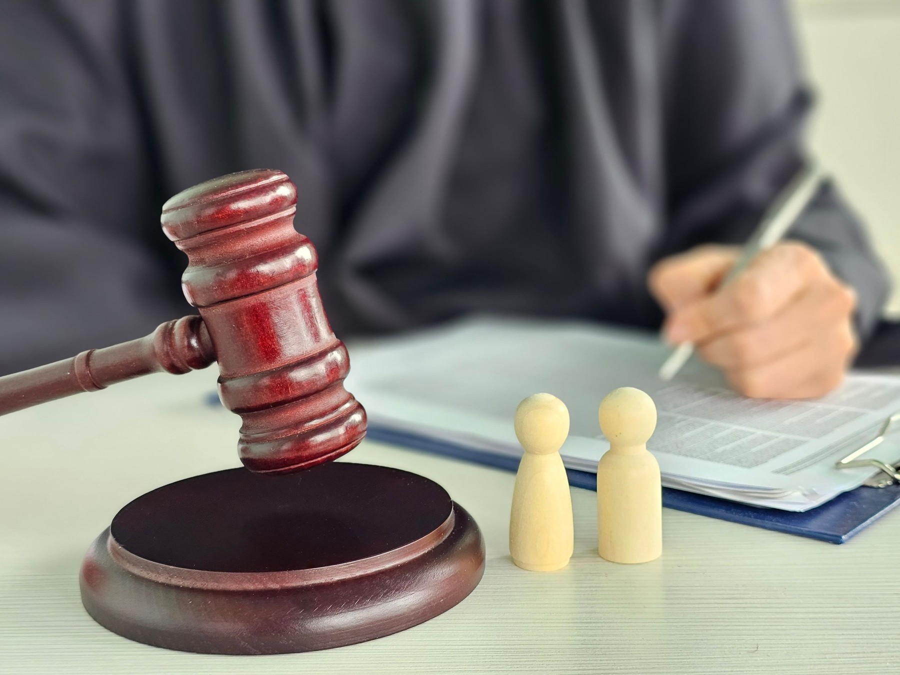 Până la ce vârstă primește copilul pensie alimentară și cum se stabilește suma legal. Consecințele neplății sunt serioase