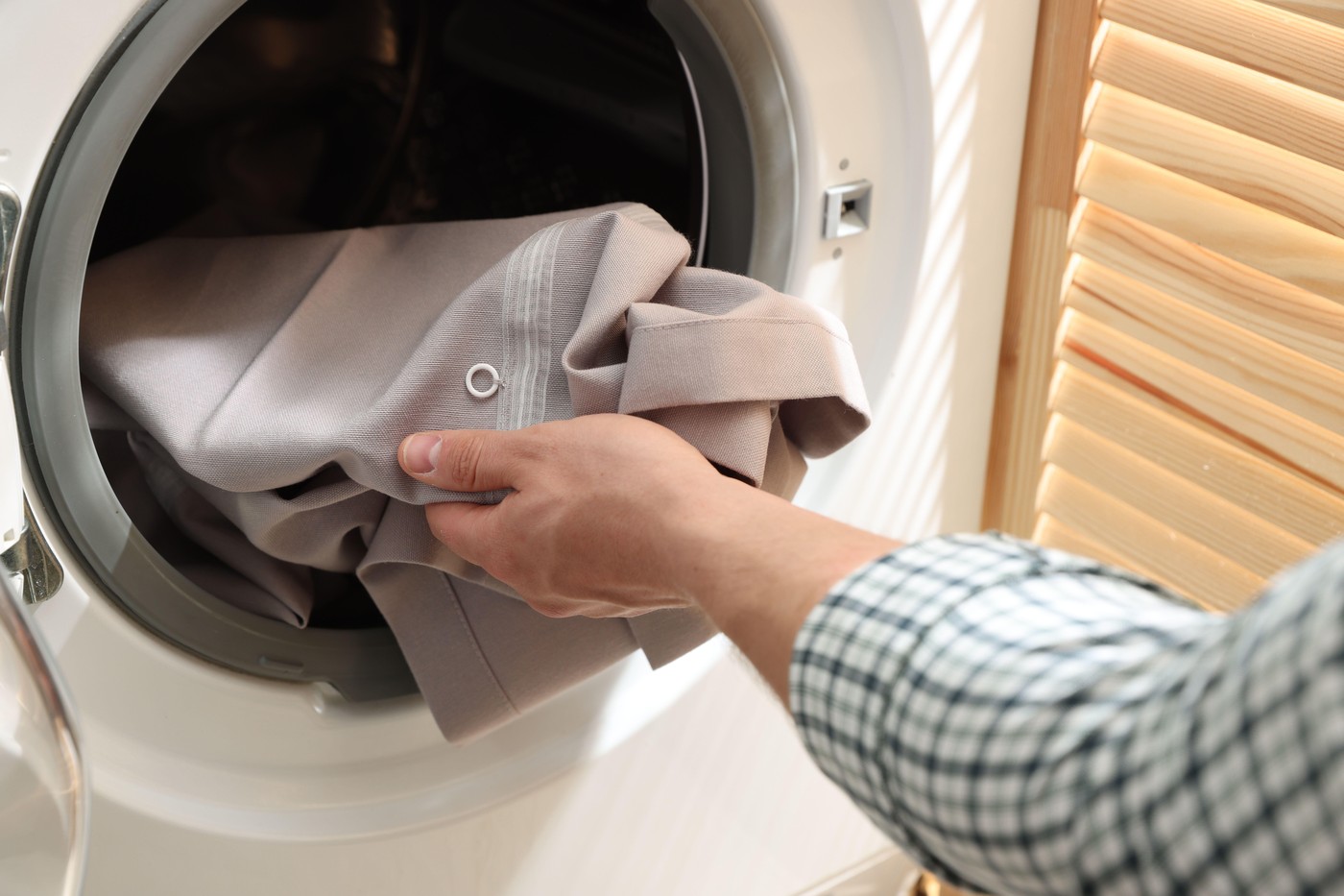 Cât de des trebuie să speli perdelele și draperiile. Igienizarea corectă, esențială pentru un aer curat în casă, ce recomandă un expert în curățenie