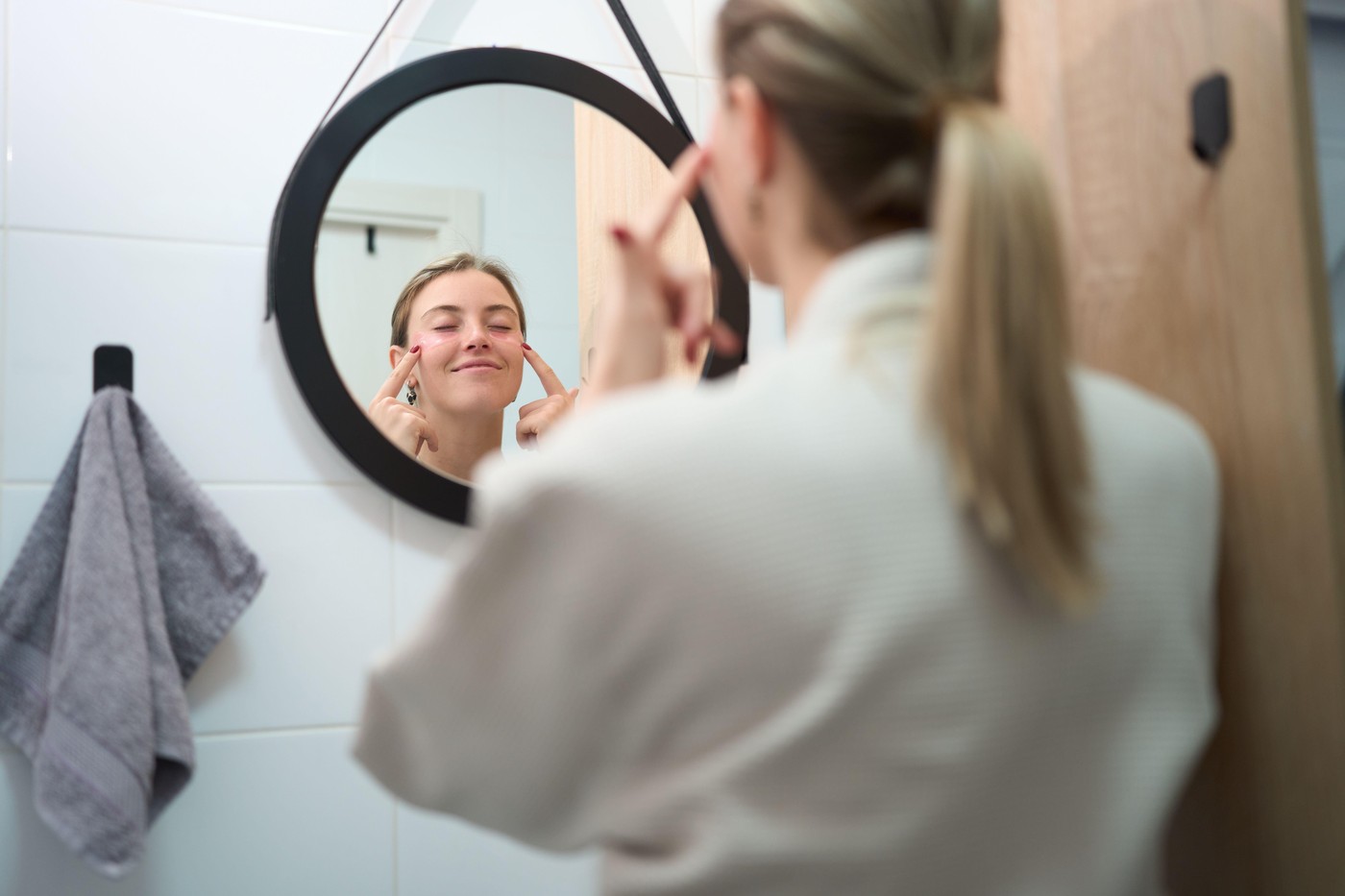 Un obicei simplu de seară care face pielea să arate mai bine dimineața. Îți transformă tenul fără produse costisitoare