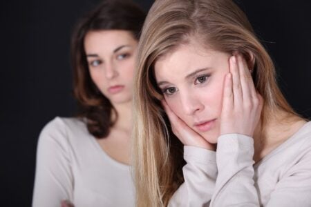 De ce apar conflicte între frați când se strânge toată familia de sărbători. De ce reapar geloziile din copilărie și cum influențează dinamica familiei