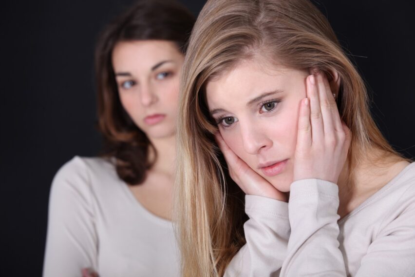 De ce apar conflicte între frați când se strânge toată familia de sărbători. De ce reapar geloziile din copilărie și cum influențează dinamica familiei
