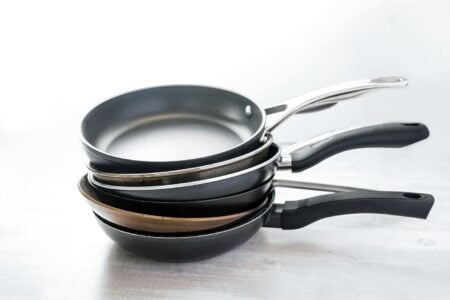 Trucul simplu cu un prosop de hârtie care îți poate proteja tigăile și vasele de gătit și le menține ca noi mai mult timp