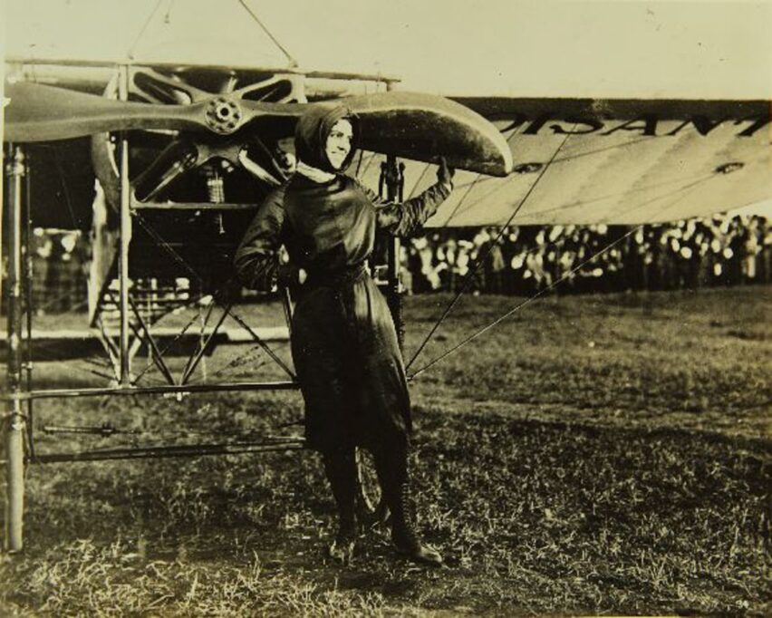 Pe 11 mai s-a născut femeia care a schimbat cerul. Harriet Quimby a auzit „asta nu e pentru femei” așa că a devenit pasărea mov a aviației. Aripile i s-au frânt tragic la doar 37 de ani