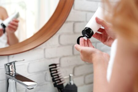 Ingredientul de skincare care face aproape tot. Femeile îl folosesc pentru coșuri, mătreață și petele de pe piele