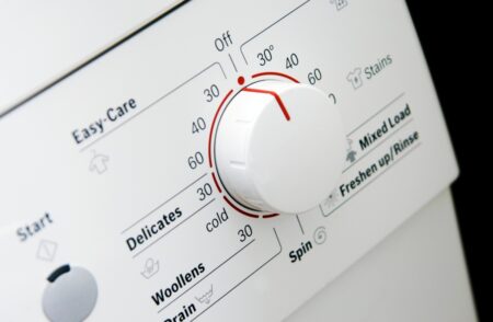 5 tipuri de haine pe care ar trebui să le speli doar cu apă fierbinte. Lista unui expert în curățenie