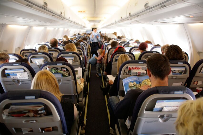 Cele mai nepoliticoase gesturi pe care le poți face într-un avion. Experții în etichetă spun că mulți pasageri le fac fără să-și dea seama