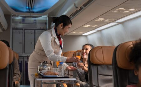 Ar trebui să lași bacșiș însoțitorilor de bord în avion? Răspunsul stewardeselor i-a surprins pe mulți