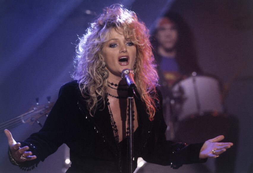 Bonnie Tyler nu s-a născut cu vocea care a făcut-o celebră. Un țipăt, o operație și momentul care i-a schimbat destinul