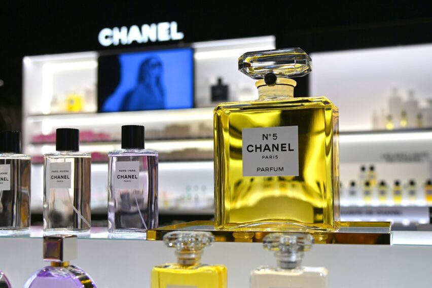 Coco Chanel l-a lansat pe 5 mai, iar lumea nu l-a uitat nici după 100 de ani. Povestea parfumului devenit simbol absolut al feminității: Chanel No. 5